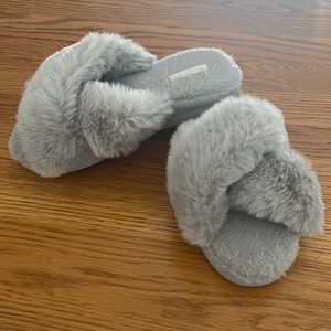 2/$12🎉NEVER WORN Fluffy Strapped Cushioned Slippers